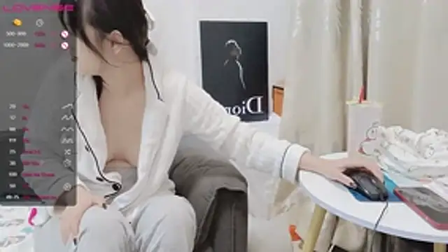 Snapshot of lemon-R chatting on December 15, 2025, 5:52 pm lemon-R online show from December 15, 2025, 5:52 pm