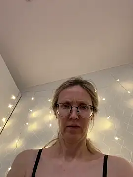 Snapshot of angelmommu chatting on February 23, 2026, 12:17 pm angelmommu online show from February 23, 2026, 12:17 pm