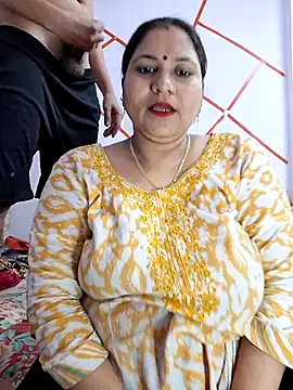 MOM-SUN-COUPLE online show from March 7, 2025, 6:11 pm