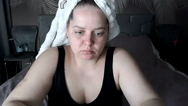 uliastar online show from April 7, 2026, 7:32 am