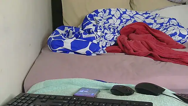 sluttylaura21 online show from April 5, 2026, 3:46 am