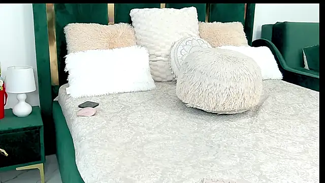 Snapshot of XeniaBlu chatting on October 6, 2025, 12:17 pm XeniaBlu online show from October 6, 2025, 12:17 pm