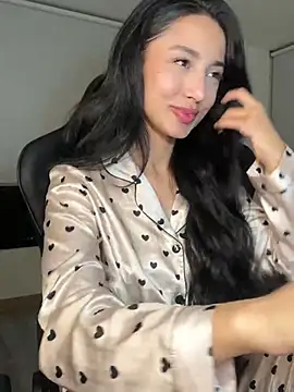 EvaMoet online show from December 6, 2024, 8:10 am