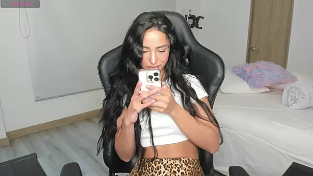 EvaMoet online show from March 21, 2025, 7:44 am