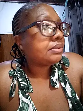 Snapshot of YELLOW_BONE chatting on November 6, 2025, 7:51 pm YELLOW BONE online show from November 6, 2025, 7:51 pm