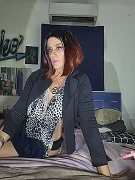 Snapshot of hellocleo40 chatting on July 9, 2026, 10:42 pm hellocleo40 online show from July 9, 2026, 10:42 pm
