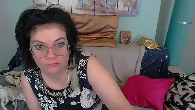 Snapshot of EverlyRays chatting on November 25, 2025, 4:18 pm EverlyRays online show from November 25, 2025, 4:18 pm