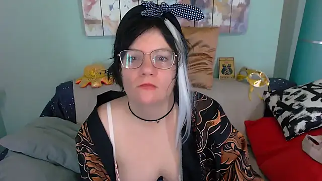 Snapshot of EverlyRays chatting on October 21, 2025, 4:50 pm EverlyRays online show from October 21, 2025, 4:50 pm