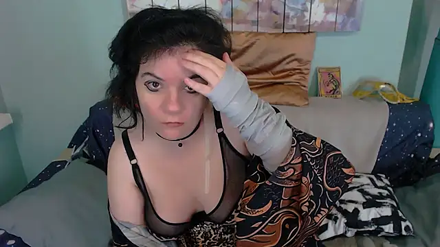 Snapshot of EverlyRays chatting on November 7, 2025, 6:45 pm EverlyRays online show from November 7, 2025, 6:45 pm