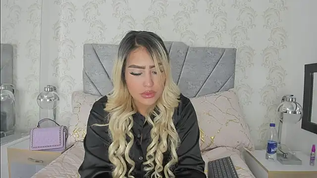 Snapshot of sharlotte_w chatting on February 17, 2025, 5:12 pm sharlotte w online show from February 17, 2025, 5:12 pm