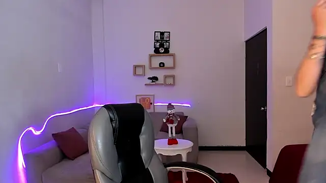 Snapshot of Kristen_Garner chatting on November 28, 2025, 8:31 pm Kristen Garner online show from November 28, 2025, 8:31 pm