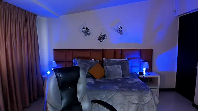 Snapshot of Kristen_Garner chatting on November 8, 2025, 8:23 pm Kristen Garner online show from November 8, 2025, 8:23 pm