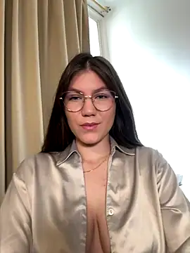 Snapshot of AmelieLaurent_ chatting on November 17, 2025, 4:00 pm AmelieLaurent online show from November 17, 2025, 4:00 pm