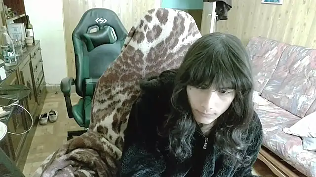 calliemaggotbone online show from December 3, 2025, 10:58 am