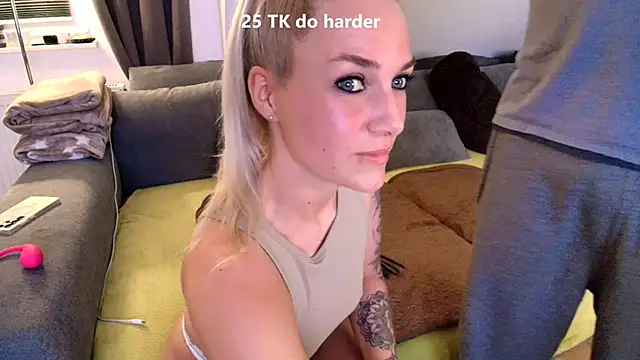 Snapshot of Sexy-Milla chatting on March 14, 2025, 7:01 pm Sexy-Milla online show from March 14, 2025, 7:01 pm