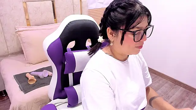 Snapshot of PauletteJ chatting on October 3, 2025, 12:06 pm PauletteJ online show from October 3, 2025, 12:06 pm