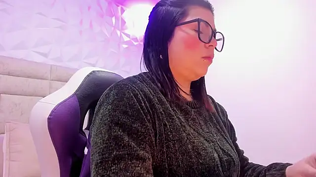 Snapshot of PauletteJ chatting on November 14, 2025, 11:58 am PauletteJ online show from November 14, 2025, 11:58 am