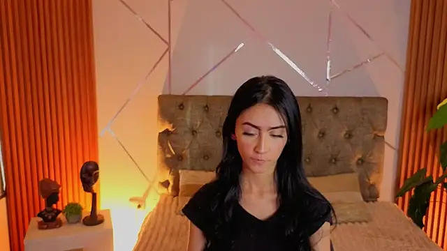 Coralinnee  online show from July 17, 2026, 10:07 pm