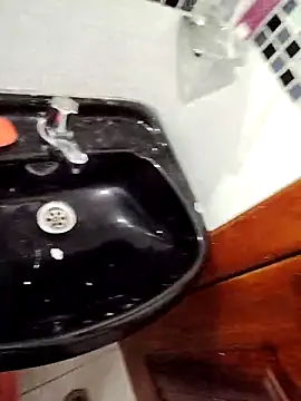 Snapshot of Alexisllanos chatting on December 21, 2025, 4:58 am Alexisllanos online show from December 21, 2025, 4:58 am