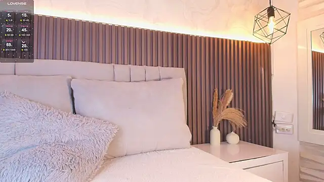 SHANONCLARK online show from November 28, 2025, 7:14 pm