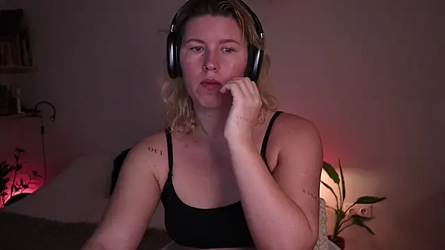 Snapshot of moonamii chatting on October 29, 2025, 12:37 pm moonamii online show from October 29, 2025, 12:37 pm