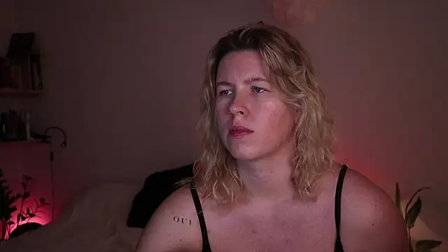 Snapshot of moonamii chatting on November 5, 2025, 7:06 pm moonamii online show from November 5, 2025, 7:06 pm