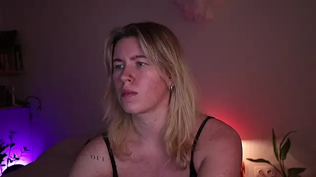 Snapshot of moonamii chatting on November 8, 2025, 8:23 pm moonamii online show from November 8, 2025, 8:23 pm