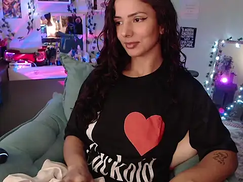 Snapshot of BeellyDance chatting on September 23, 2025, 7:43 pm BeellyDance online show from September 23, 2025, 7:43 pm