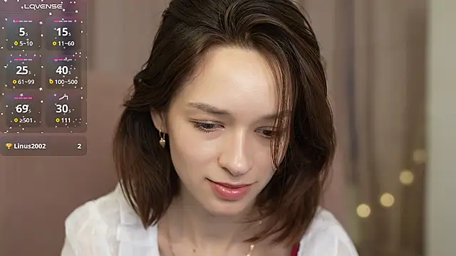 VivianLy  online show from December 3, 2024, 10:45 am