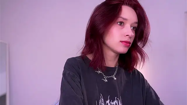 VivianLy  online show from March 18, 2025, 8:17 am