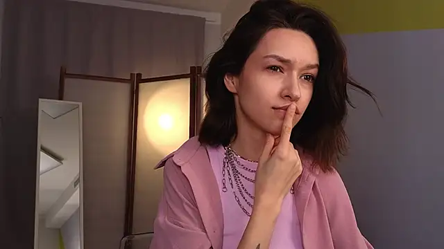 VivianLy  online show from February 27, 2025, 9:50 am