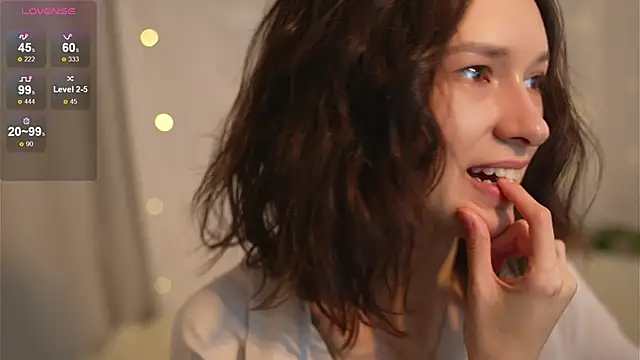 VivianLy  online show from January 30, 2025, 10:40 am