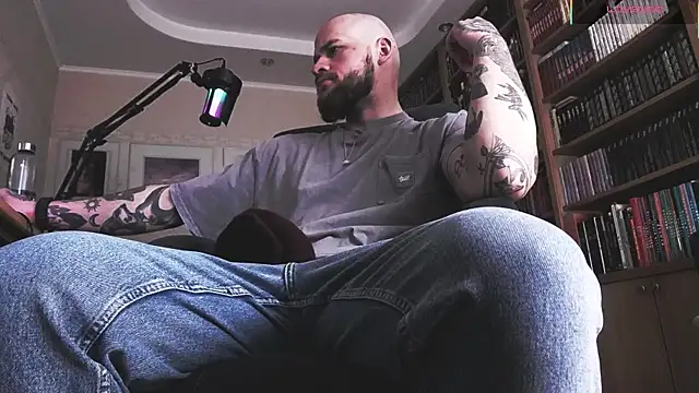 Snapshot of FindomJason chatting on February 5, 2026, 10:44 am FindomJason online show from February 5, 2026, 10:44 am