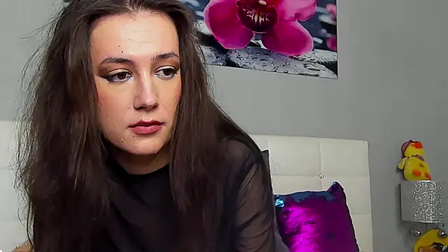 Snapshot of JuliaHunts chatting on November 18, 2025, 12:19 pm JuliaHunts online show from November 18, 2025, 12:19 pm