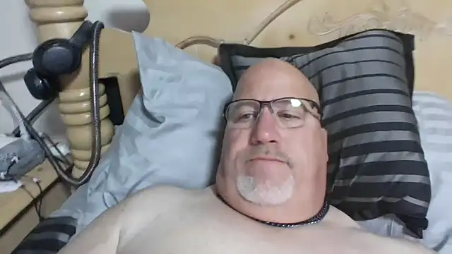 Snapshot of Bigbear0563 chatting on October 27, 2025, 5:52 am Bigbear0563 online show from October 27, 2025, 5:52 am