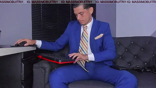 Snapshot of massimo_g chatting on November 17, 2025, 11:03 am massimo g online show from November 17, 2025, 11:03 am