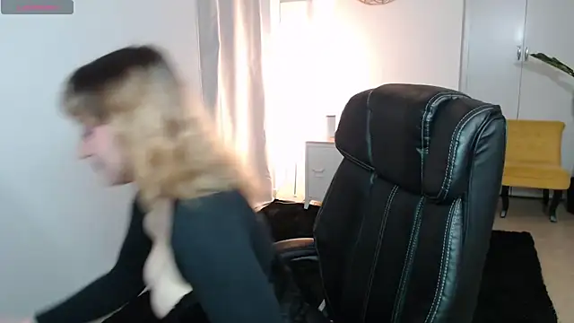 Crystal-dreamt online show from April 2, 2026, 9:16 am