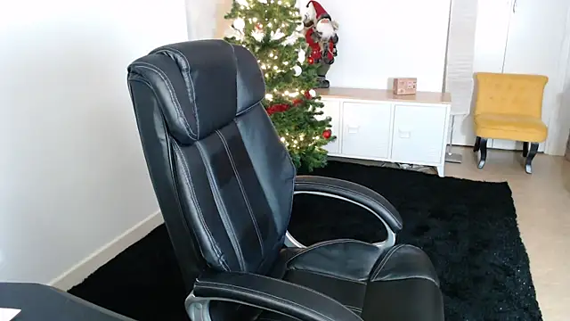 Crystal-dreamt online show from November 15, 2025, 9:35 am