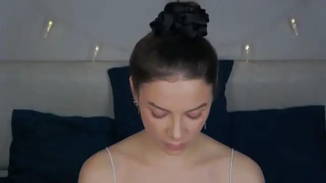 sinthiaroze online show from February 4, 2025, 2:21 pm