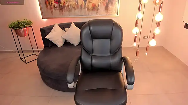 Snapshot of MileyCruz_ chatting on October 24, 2025, 11:48 pm MileyCruz online show from October 24, 2025, 11:48 pm