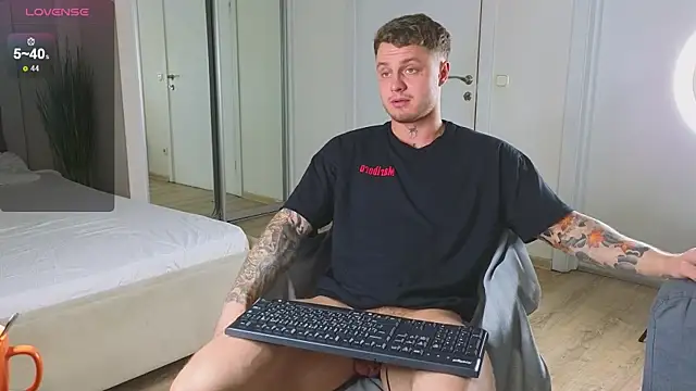 Snapshot of more__than__love chatting on November 28, 2025, 5:40 am more than love online show from November 28, 2025, 5:40 am