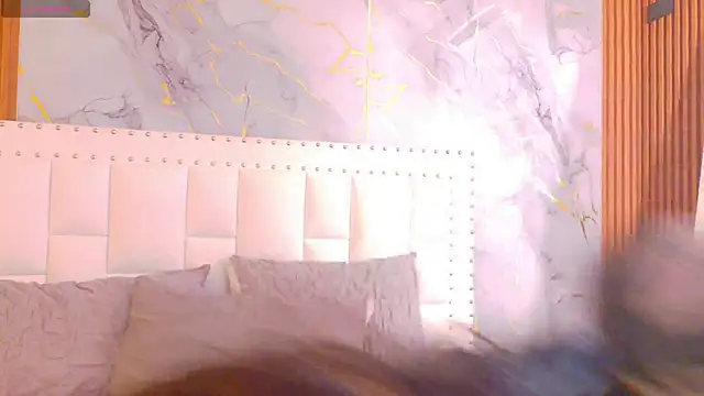 valkiria moore online show from December 19, 2025, 12:18 pm