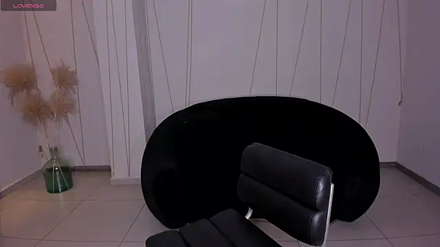 Snapshot of SunnyRivers chatting on December 4, 2025, 3:33 pm SunnyRivers online show from December 4, 2025, 3:33 pm