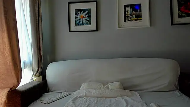 Snapshot of bellahot77 chatting on October 5, 2025, 10:17 am bellahot77 online show from October 5, 2025, 10:17 am