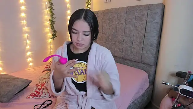 Snapshot of SaraCrow chatting on December 14, 2025, 5:02 am SaraCrow online show from December 14, 2025, 5:02 am