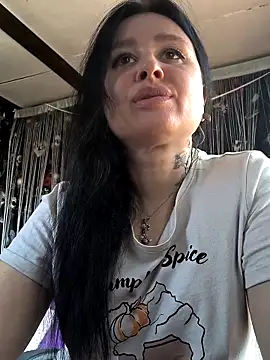 Snapshot of KikiXRed chatting on May 6, 2026, 8:29 am KikiXRed online show from May 6, 2026, 8:29 am