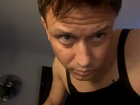 Snapshot of LiamDean20 chatting on December 13, 2025, 10:16 pm LiamDean20 online show from December 13, 2025, 10:16 pm