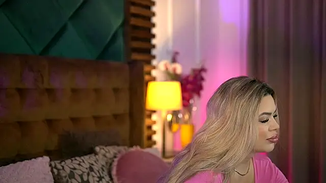 Snapshot of SophieBoobsX chatting on November 21, 2025, 6:01 am SophieBoobsX online show from November 21, 2025, 6:01 am