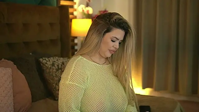 Snapshot of SophieBoobsX chatting on December 2, 2025, 6:15 am SophieBoobsX online show from December 2, 2025, 6:15 am