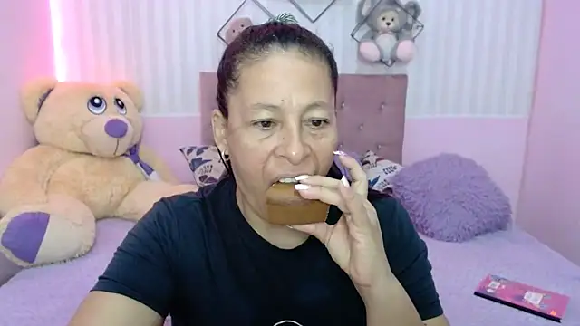 Snapshot of mature_martina chatting on November 18, 2025, 5:16 pm mature martina online show from November 18, 2025, 5:16 pm